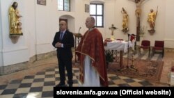 Богослужіння відвідав посол України в Словенії Михайло Бродович (праворуч)