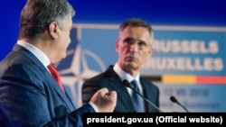 Президент України Петро Порошенко (ліворуч) і генеральний секретар НАТО Єнс Столтенберґ. Брюссель, 12 липня 2018 року