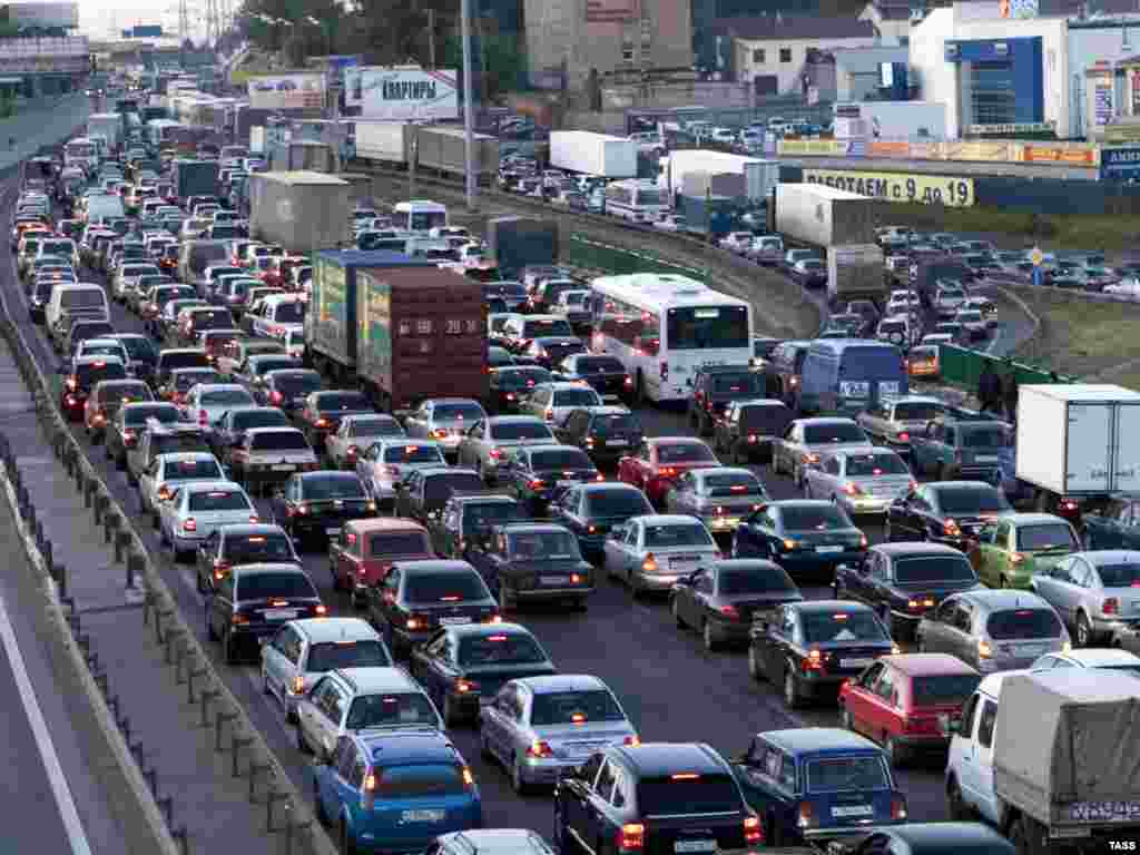 RUSSIA -- A traffic jam on the Moscow ring roadб 25Jun2007