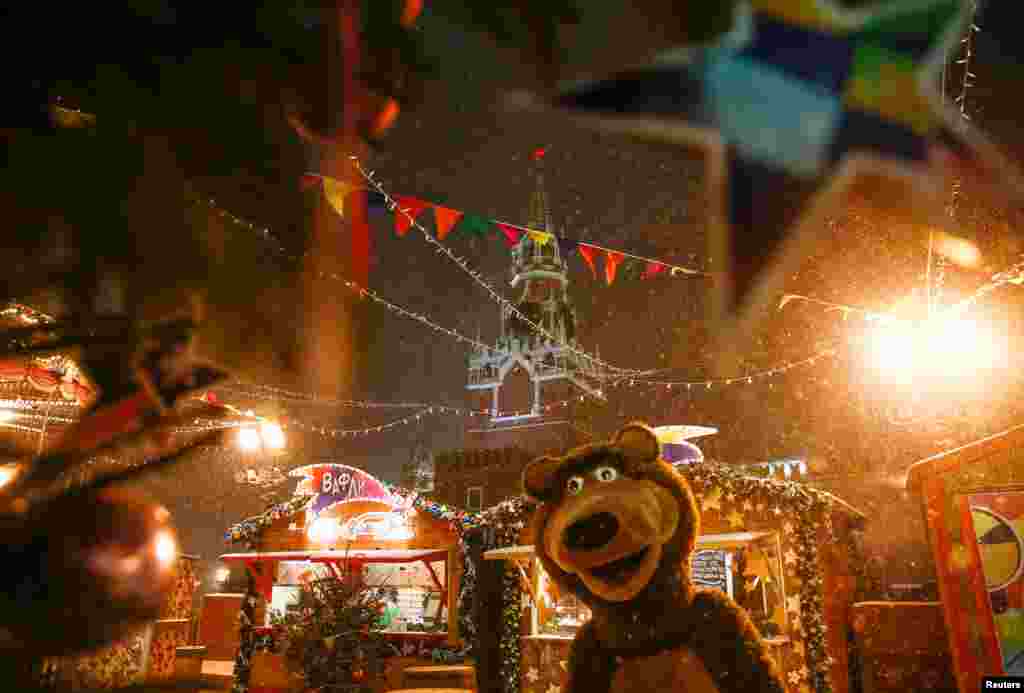 A street performer dressed as a bear is seen at a Christmas and New Year&#39;s market, with the Kremlin&#39;s Spasskaya Tower seen in the background, on Red Square in Moscow. (Reuters/Maksim Shemetov)