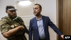 Так называемый «премьер-министр» группировки «ДНР», признанной в Украине террористической, гражданин России Александр Бородай (справа)