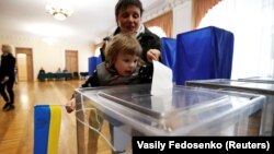 На избирательном участке в день проведения второго тура президентских выборов в Украине. Киев, 21 апреля 2019 года.
