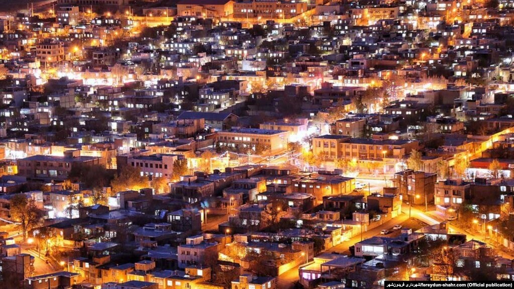 تصویری از فریدونشهر در شب