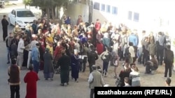 Residents of the eastern city of Turkmenabat waiting for queues to buy flour in front of state shops. Turkmenistan. Flour. Lines. Queues.