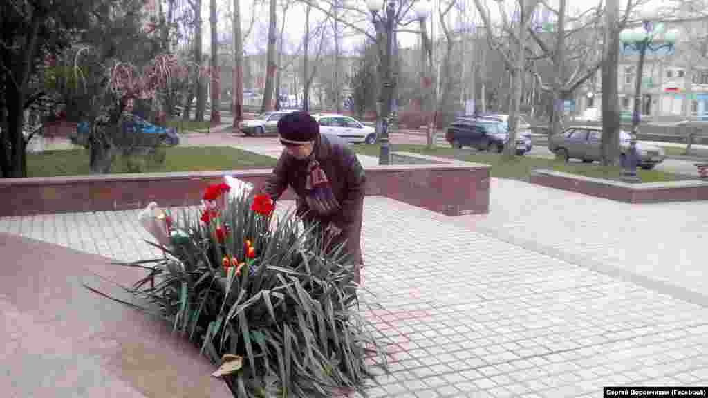 Керчь. Возложение цветов у памятника Кобзарю организовала подконтрольная Кремлю администрация города