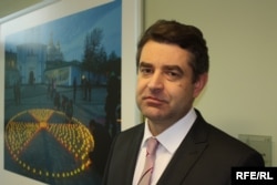 Посол України у Чехії Євген Перебийніс