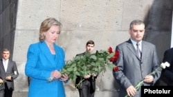 Armenia -- U.S. Secretary of State Hillary Clinton visits the Armenian genocide memorial in Yerevan, 5July 2010.