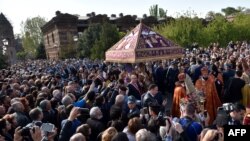 Людзі прымаюць удзел у цырымоніі кананізацыі ахвяраў генацыду армянаў у Эчміадзін, 23 красавіка 2015 году