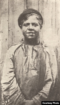 Малолетний кокаинист на московской улице. Фотография впервые опубликована в издании "Иллюстрированная Россия" от 1924 года