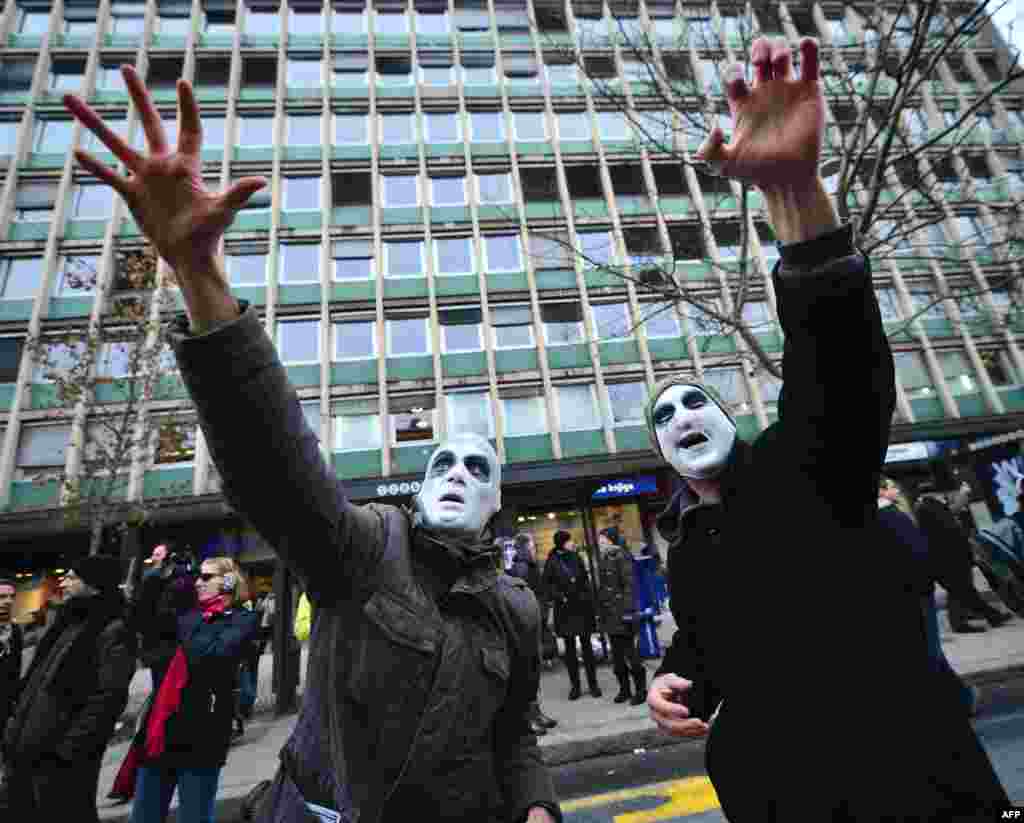 Sloveniyada Baş nazirin zombi maskaları taxmış əleyhdarlarının yürüşü
