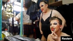 O‘zbek transvestitlari Moskvaning tungi klublaridan birida ishlab kelgan