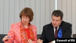 Kryeministri serb Ivica Daçiq dhe baronesha Catherine Ashton