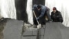 В Донецке очищают памятник Ленину, поврежденный взрывом 