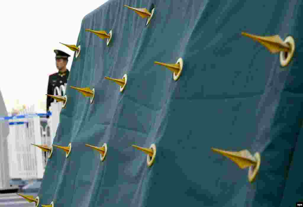 A Chinese People&#39;s Liberation Army soldier stands guard near a security barricade at the venue of the Asia-Pacific Economic Cooperation summit in Beijing. The summit gathered leaders of 21 member economies. (epa/Narendra Shrestha)