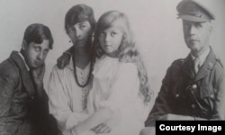 Семейство Блэров. Мать, отец, Эрик (Джордж Оруэлл) и сестра Эврил. 1916