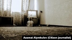 Ребенок сидит перед телевизором. Иллюстративное фото. 