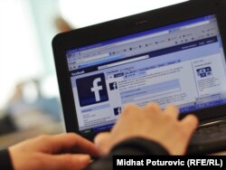 Vukivć kaže kako je program koji Fejsbuk pokreće značajan jer će se znati 'šta su neke konkretne informacije koje su sa stručnog i profesionalnog aspekta problematične i tako će biti označene na Fejsbuku'