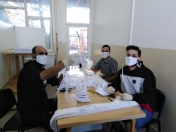 Migranti šiju maske u Prihvatnom centru u Bujanovcu, mart 2020.