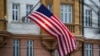 Флаг США на здании посольства в Москве