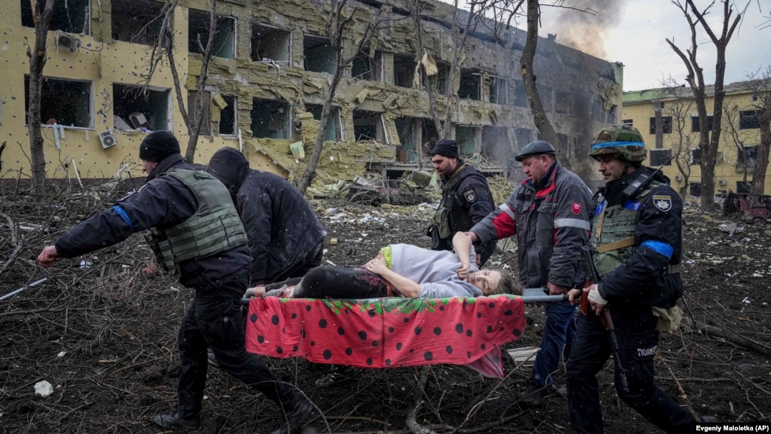 Gravidă salvată din ruinele maternității din Mariupol, bombardată de forțele rusești pe 9 martie 2022. Rusia a susținut permament că nu atacă civili și infrastructura civilă. La scurt timp, femeia – a cărei existență a fost pusă sub semnul întrebării de Kremlin – a murit. 