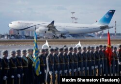Airbus A340 с президентом Ирана Хасаном Роухани на борту приземляется в Москве. 2017 год.