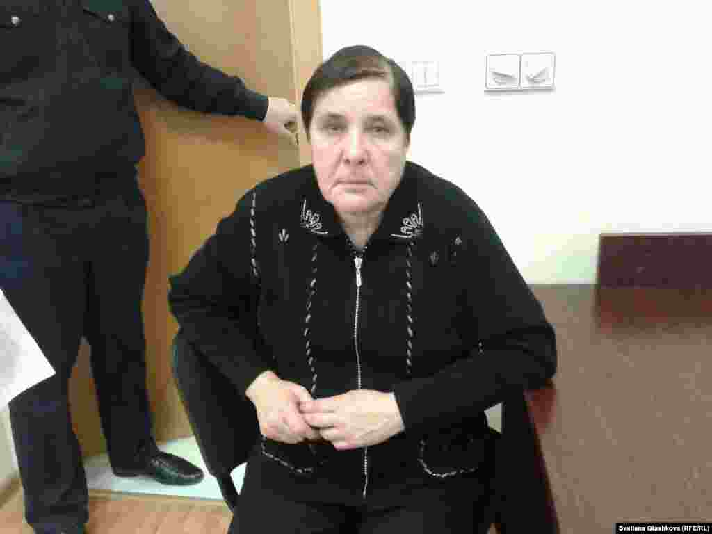 Верховный суд Казахстана 25 ноября отказал в возбуждении надзорного производства по делу правозащитника Вадима Курамшина, осужденного почти год назад на 12 лет тюрьмы по обвинению в вымогательстве. В стране уже не осталось инстанции, куда могут обратиться его адвокаты. Несколько казахстанских правозащитных организаций признали Курамшина политическим заключенным. Будучи на свободе, он активно занимался защитой прав заключенных. В июне этого года Вадим Курамшин был удостоен международной правозащитной премии имени Людовика Трарье. За премией во Францию 3 декабря отправится мать Курамшина Ольга Колтунова (на фото).