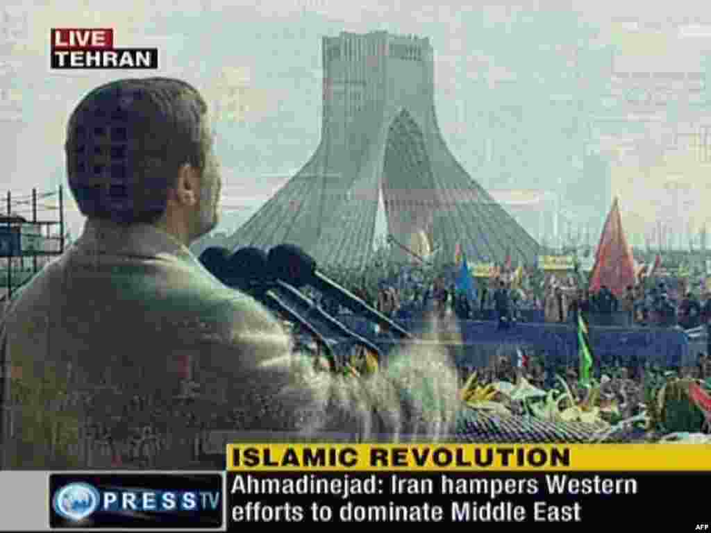 Претседателот Махмуд Ахмадинеџад говори на плоштадот Слобода во Техеран