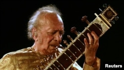 Ravi Shankar într-un spectacol din 2009