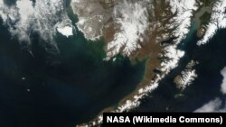 Фото з супутника Алеутських островів і півострова Аляска