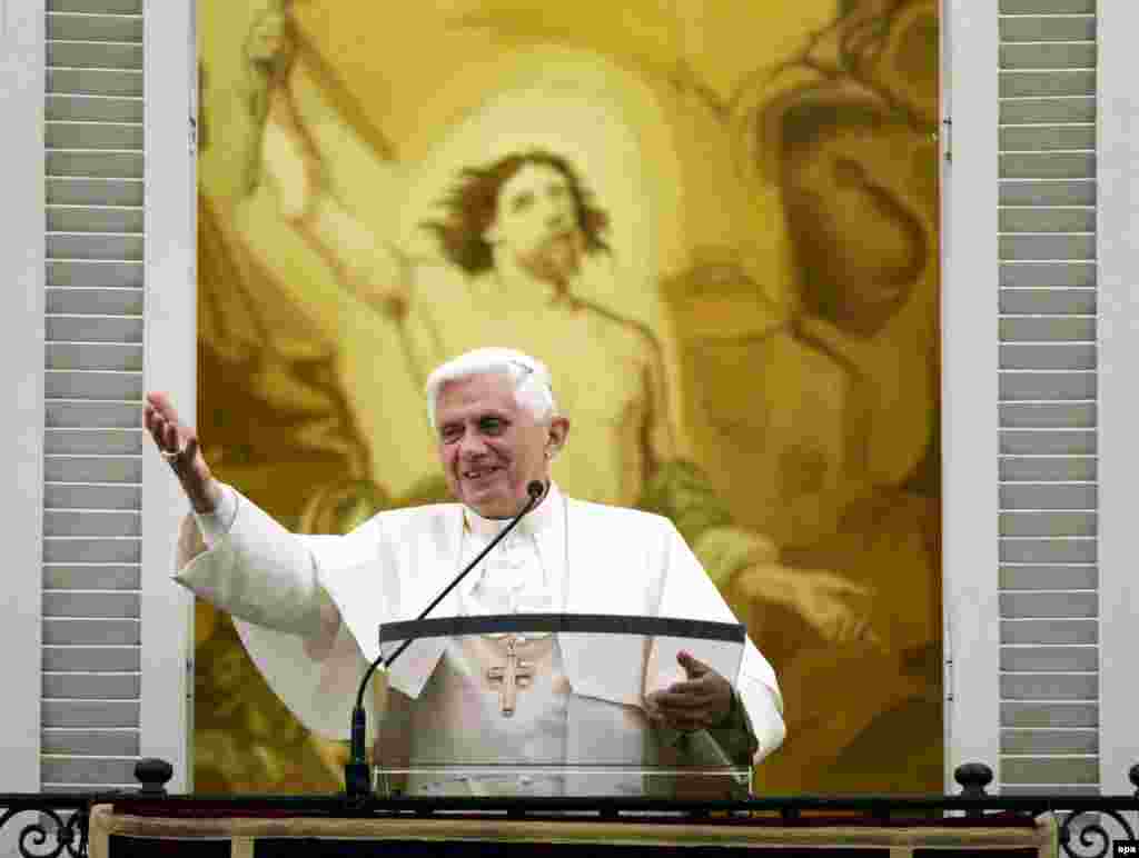 Бенедикт XVI ведет воскресную службу в своей летней резиденции Кастель Гандольфо под Римом 17 сентября 2006 г.
