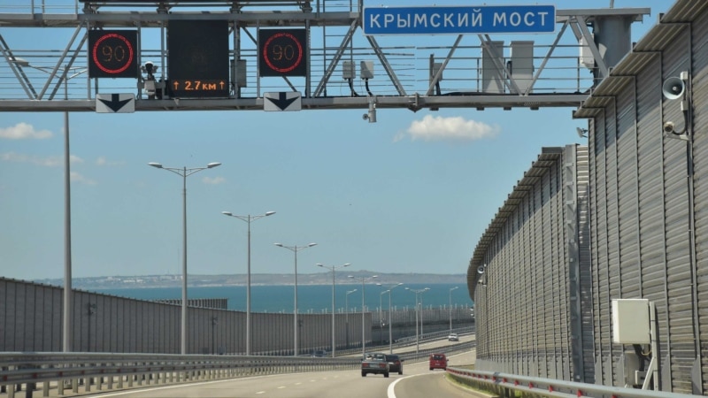 Какая война? Россияне снова стоят в пробках у Керченского моста