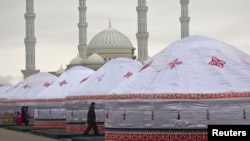 Праздничные юрты на фоне мечети "Хазрет Султан" в Астане. 22 марта 2013 года.