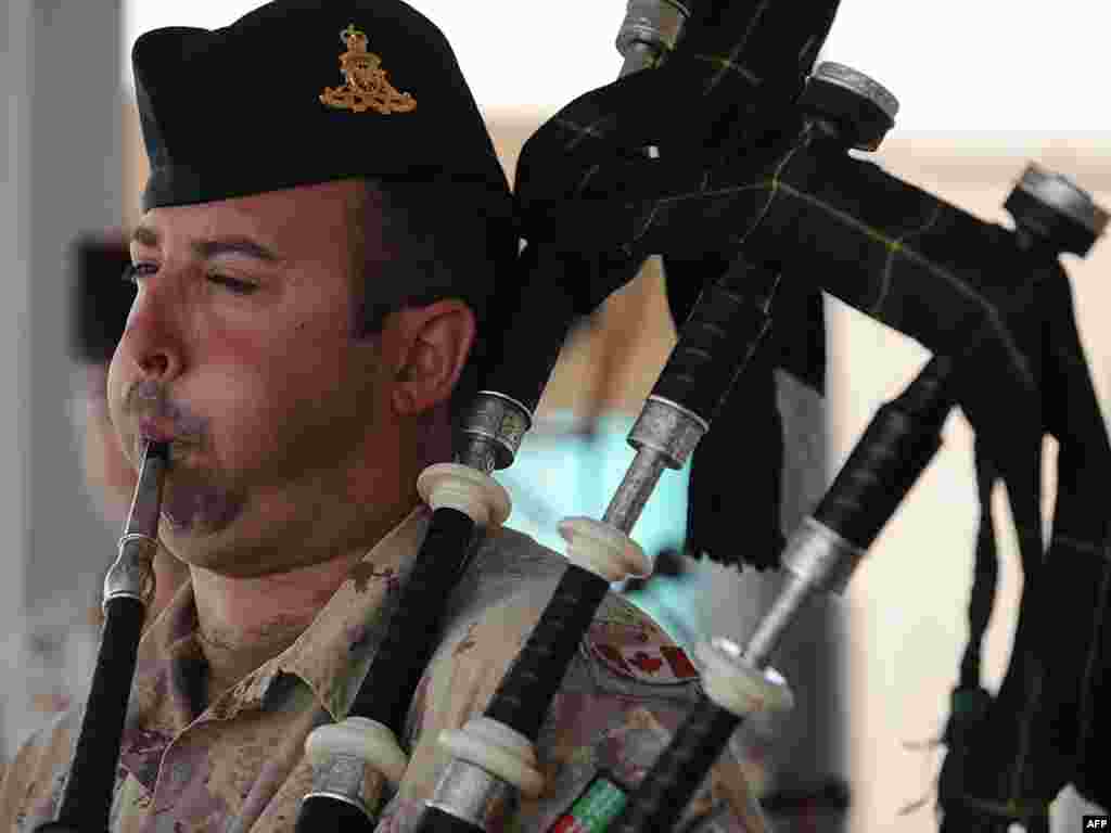 Afganistan - Svečanost primopredaje zračne baze u Kandaharu, koju od kanadskih snaga preuzimaju američke. Kanada je službeno završila svoju misiju u ovoj zemlji 7.jula, nakon devet godina borbi u kojima je život izgubilo 157 vojnika, 07.07.2011. Foto: AFP / Shah Marai