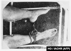 یکی از تصاویر قربانیانی که با دست و پای بسته به آب انداخته شدند
