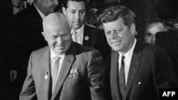 Președintele american John Kennedy (d) și liderul URSS Nikita Hrușciov (s) la Viena (3 iunie 1961), cu un an înainte de începutul crizei rachetelor cubaneze din 1962