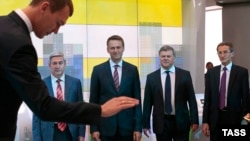 Aleksei Navalnîi (al treilea din stânga) nu a fost exact un fan al partidului Iabloko. În 2013 s-a confruntat în cursa pentru postul de primar al Moscova inclusiv cu candidatul Iabloko Serghei Mitrohin (la stânga lui Navalnîi).