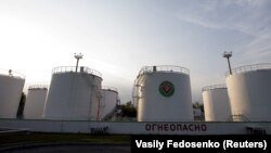 Контейнеры с нефтепродуктами на нефтехранилище близ Мозыря, Беларусь. Архивное фото