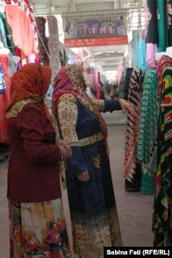 Femei în bazarul de la KAshgar