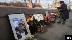 Народный мемориал Бориса Немцова на Большом Москворецком мосту в Москве. 