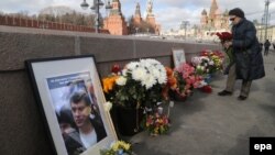 Мәскеудің орталығындағы Борис Немцов қаза тапқан жерге гүл қойып жатқан әйел. 27 ақпан 2017 жыл.