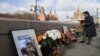 Народный мемориал оппозиционному политику Борису Немцову на Большом Москворецком мосту