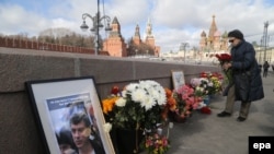 La memorialul improvizat duminică în locul unde a fost asasinat Boris Nemțov