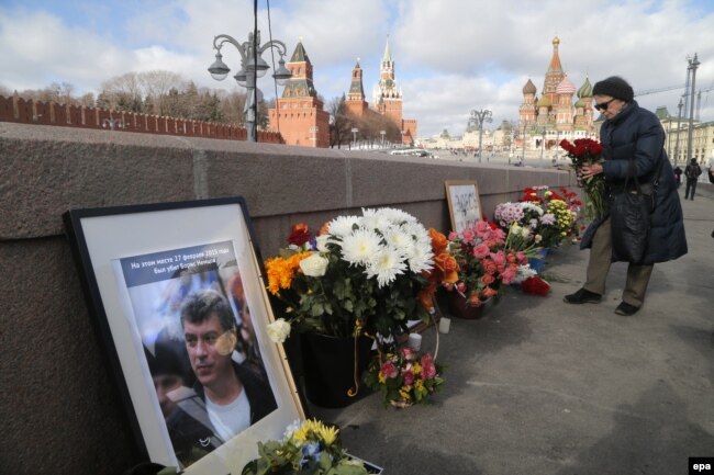 La memorialul împrovizat pe locul asasinării lui Boris Nemtsov la Moscova