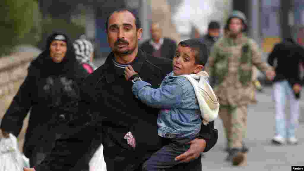 Syrians cross the border from the town of Ras al-Ain to the Turkish border town of Ceylanpinar. (Reuters/Laszlo Balogh)