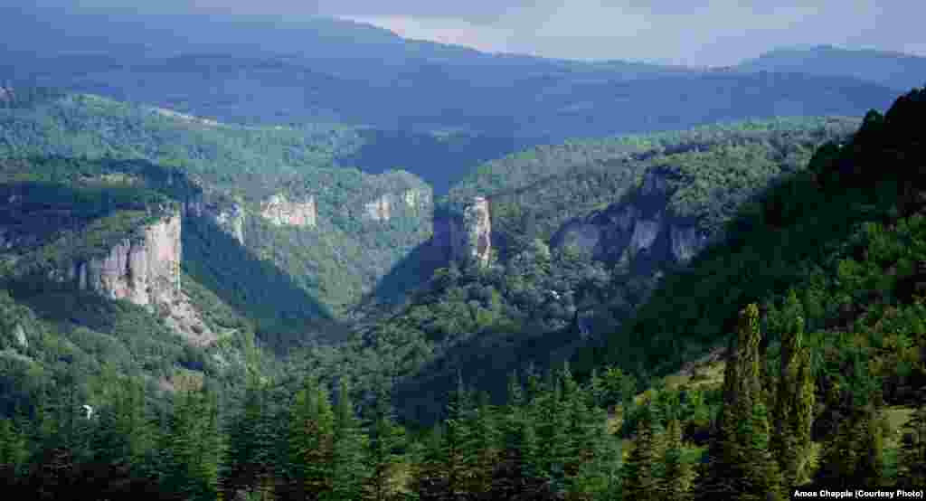 Overview of the pillar in its mountainous surroundings.