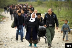 Мигранты с Ближнего Востока на границе между Грецией и Македонией. Сентябрь 2015 года