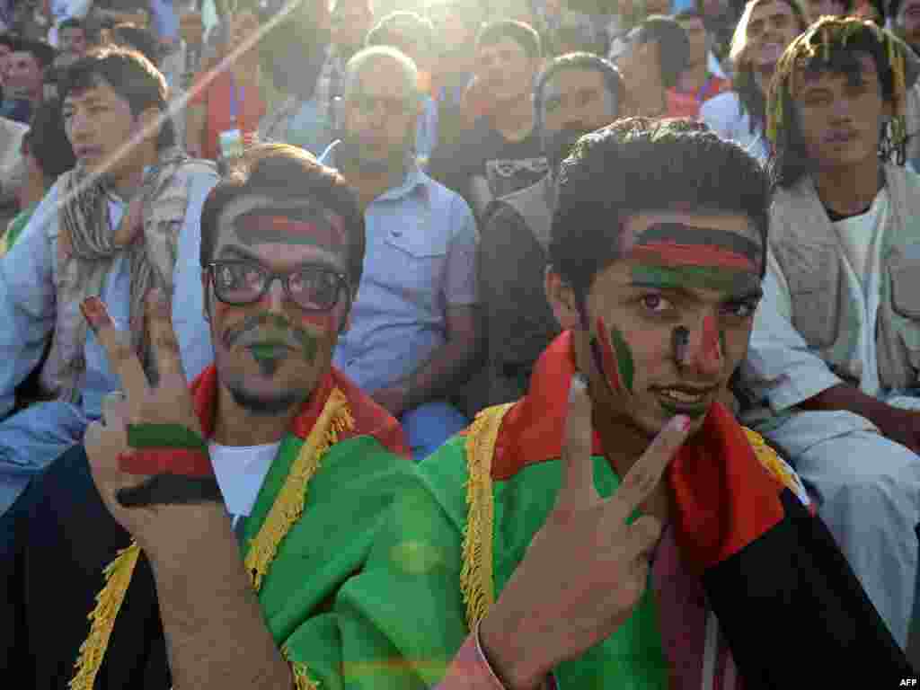 Некоторые афганские болельщики раскрасили лица в цвета национального флага.
