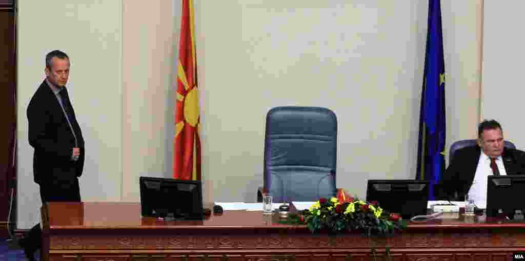 МАКЕДОНИЈА - На 27 април минатата година, нешто по 18 часот, кога заврши седницата, тогашниот претседавач со собраниската седница Трајко Вељаноски му испраќа СМС на шефот на неговото обезбедување Горан Ѓошевски со содржина Кажи им да влезат двајца внатре и да не им дозволат да седнат на моето место. Овие пораки, кои се дел од вештачењето на телефонот на Трајко Вељаноски, беа претставени како докази на судењето за насилствата на 27 април.