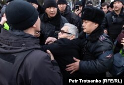 Задержания участников антиправительственной акции в поддержку инициаторов создания оппозиционной Демократической партии. Алматы, 22 февраля 2020 года.