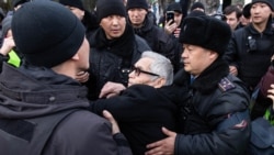 Тіркелмеген "Демократиялық партия" жариялаған шеру өтетін жерге келген қарт адамды полиция ұстап жатқан сәт. Алматы, 22 ақпан 2020 жыл.